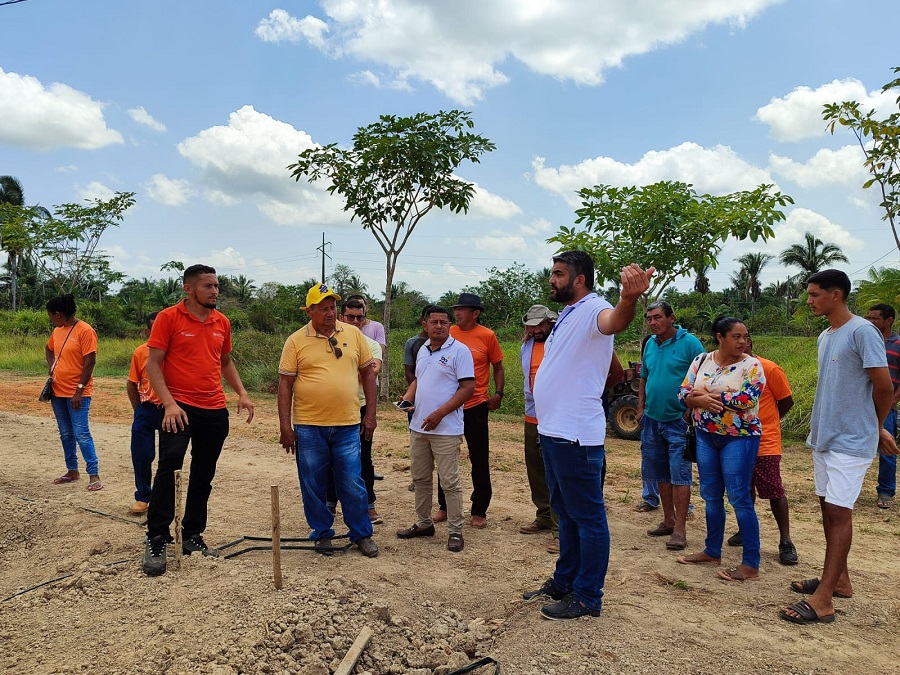 foto de agricultores no campo assistindo palestra sobre biofortificados em Arari