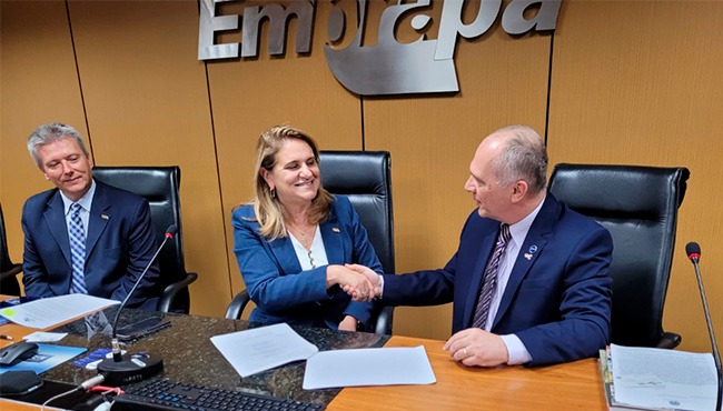 reunião entre Embrapa e AEB que oficializou colaboração entre as instituições para projeto de base na lua
