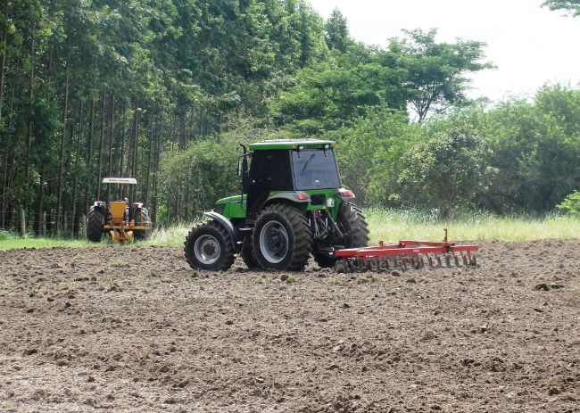 Área de propriedade com solo em preparação