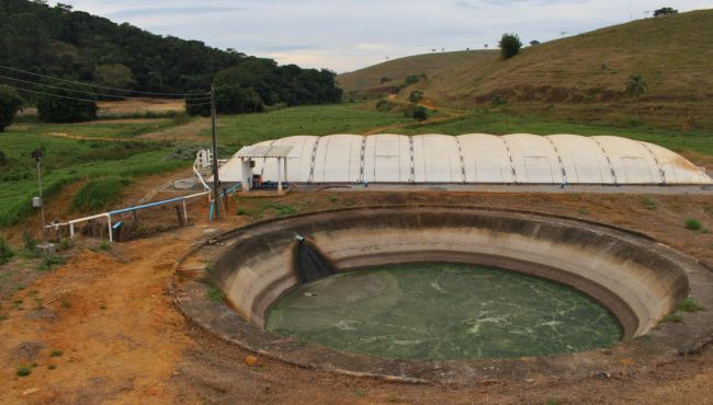 Imagem de biodigestor em uma fazenda.