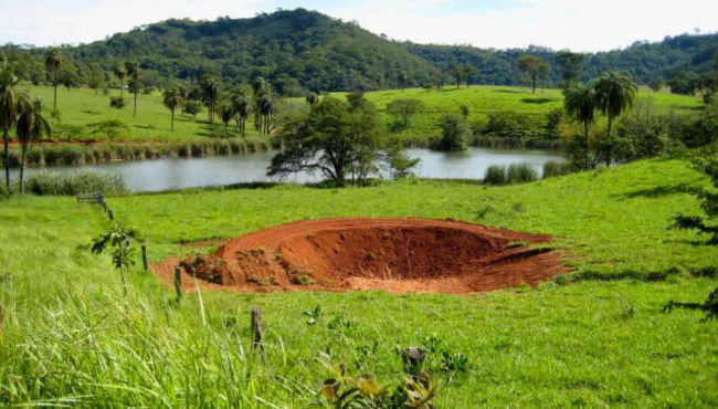 Foto de barraginha em uma propriedade rural, pequenas bacias escavadas no solo com a função de captar enxurradas, controlando erosões e proporcionando a infiltração da água das chuvas no terreno.