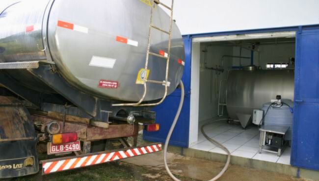 Caminhão tanque para refrigeração e transporte do leite.
