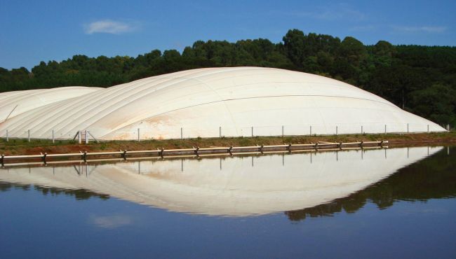 Imagem de um biodigestor, que gera energia a partir de dejetos.